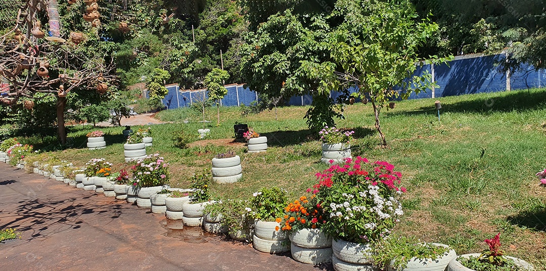 Jardim de flores coloridas feito com materiais recicláveis