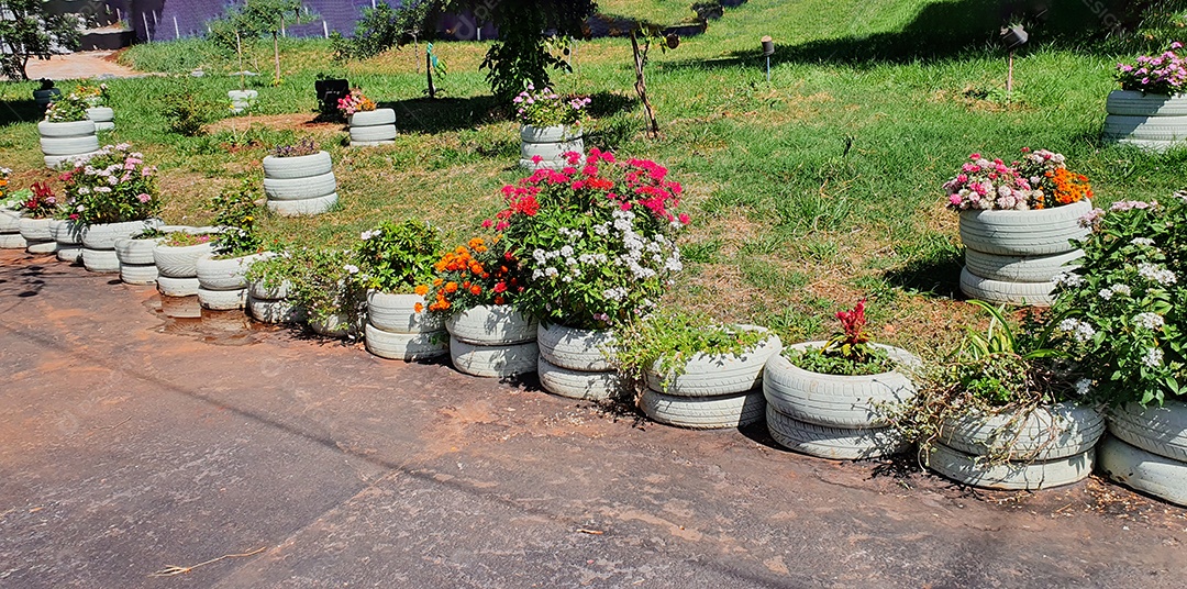 Jardim de flores coloridas feito com materiais recicláveis