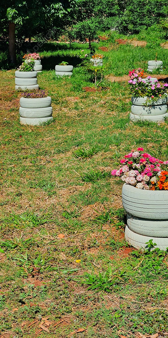 Jardim de flores coloridas feito com materiais recicláveis