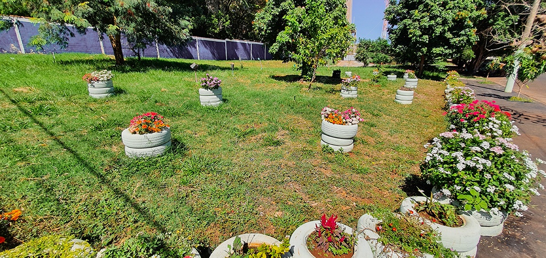 Jardim de flores coloridas feito com materiais recicláveis