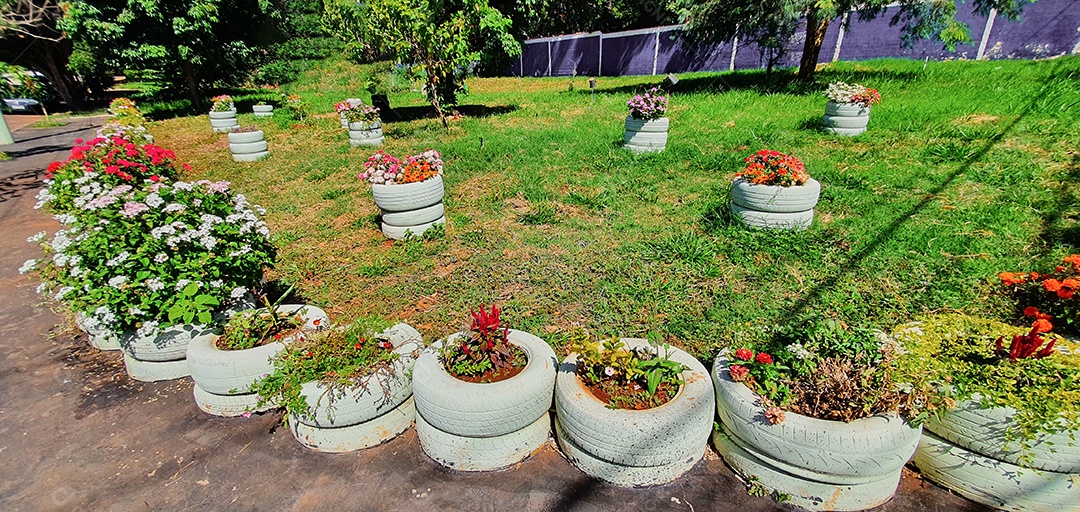 Jardim de flores coloridas feito com materiais recicláveis