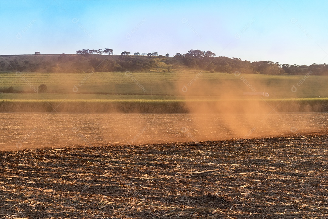 Vista de drone em terra de campo arado para plantação