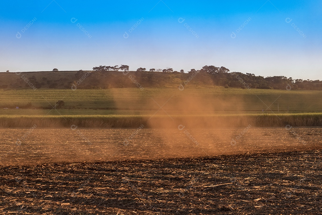 Vista de drone em terra de campo arado para plantação