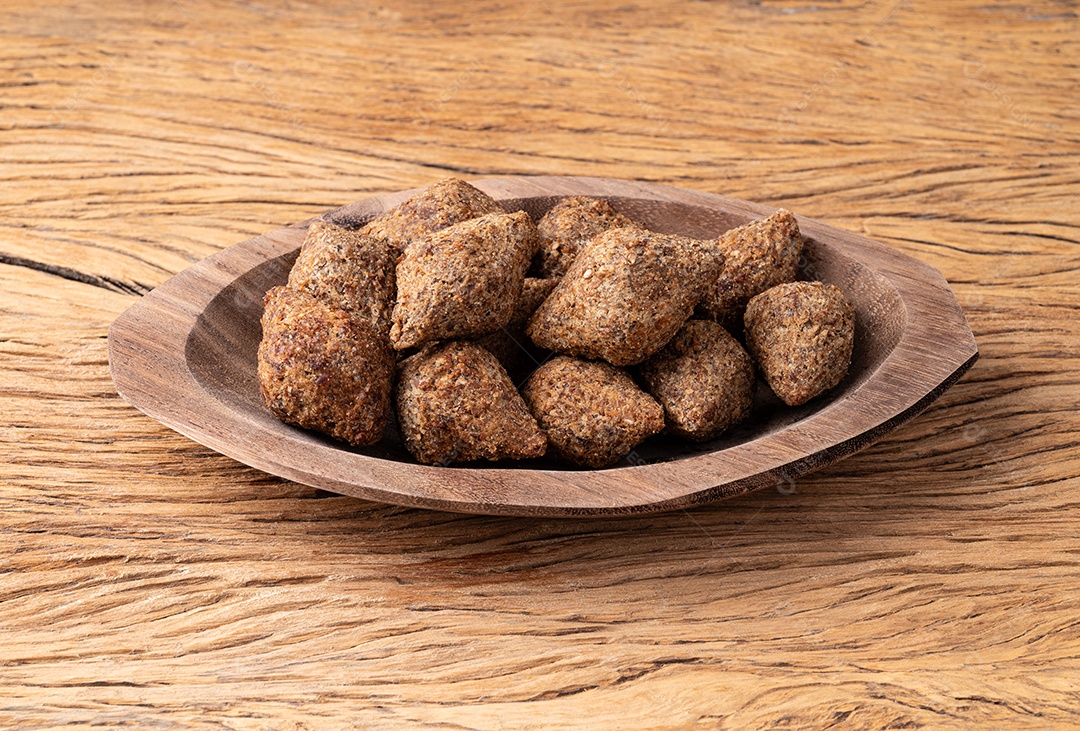 Quibe frito tradicional na travessa madeira sobre fundo de madeira