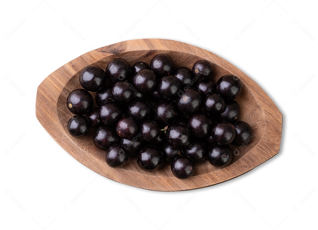 Tigela de madeira com jabuticabas sobre fundo isolado branco