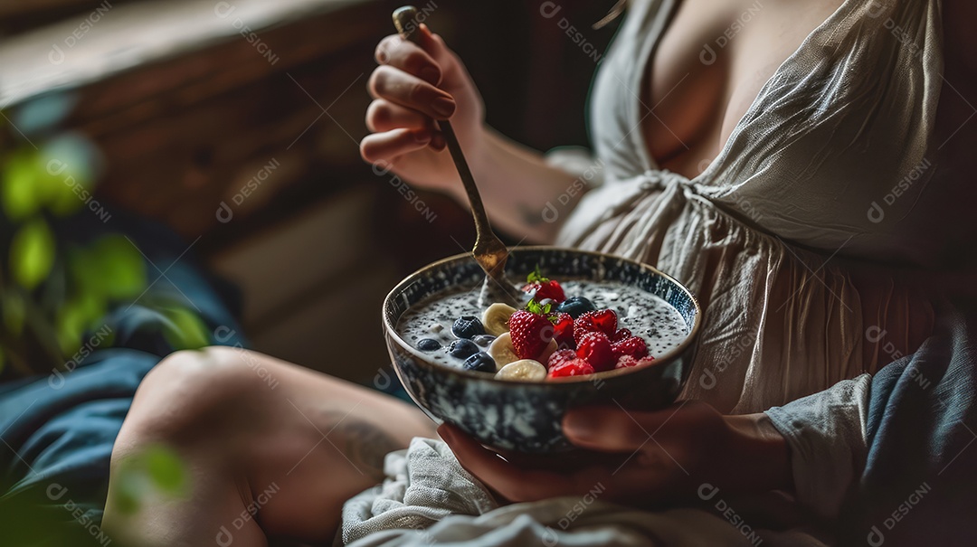 Mãos de mulher segurando tigela de comida