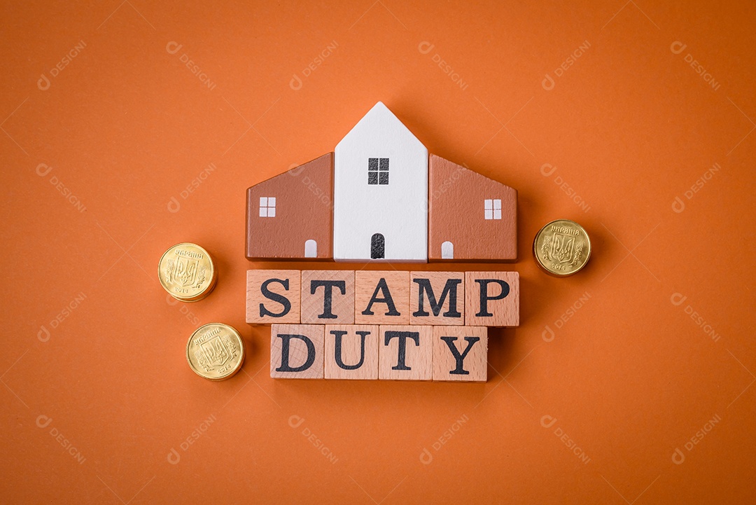 A inscrição Tendência feita de cubos de madeira sobre um fundo liso. Pode ser usado para o seu design