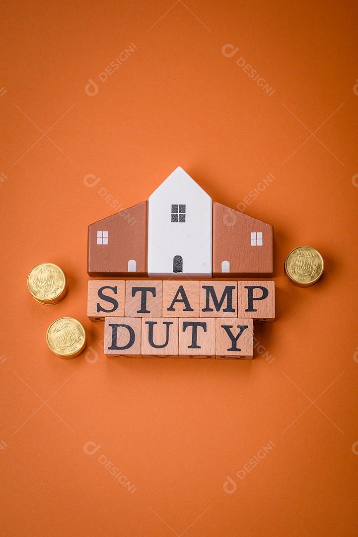 A inscrição Tendência feita de cubos de madeira sobre um fundo liso. Pode ser usado para o seu design