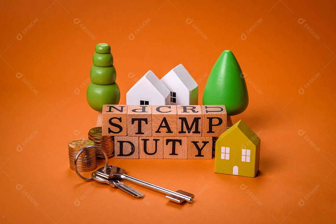 A inscrição Tendência feita de cubos de madeira sobre um fundo liso. Pode ser usado para o seu design