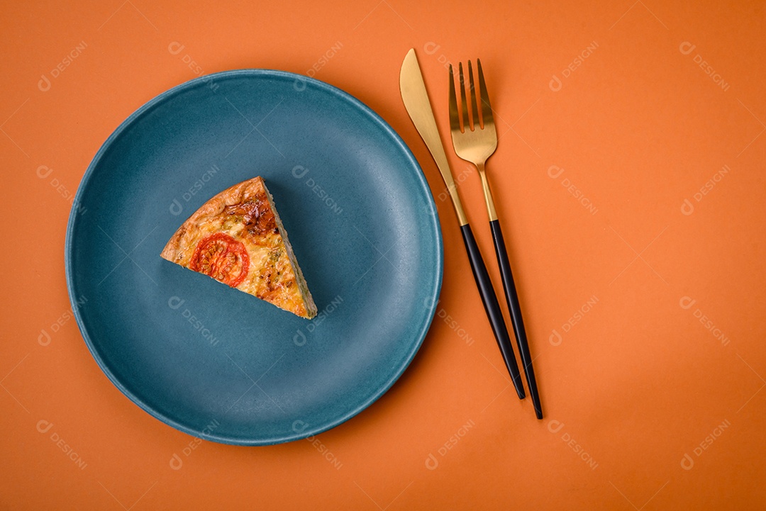 Deliciosa quiche com tomate, queijo, frango, especiarias e ervas sobre um fundo escuro de concreto
