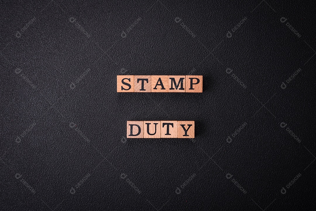 A inscrição Tendência feita de cubos de madeira sobre um fundo liso. Pode ser usado para o seu design