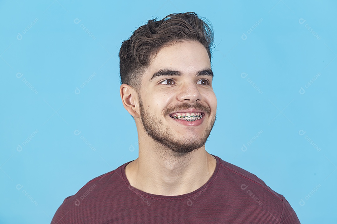 Homem sorridente sobre um fundo isolado azul.