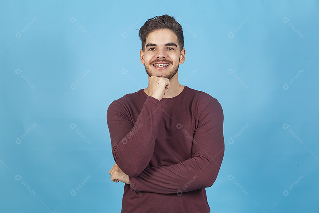 Homem sorridente sobre um fundo isolado azul.