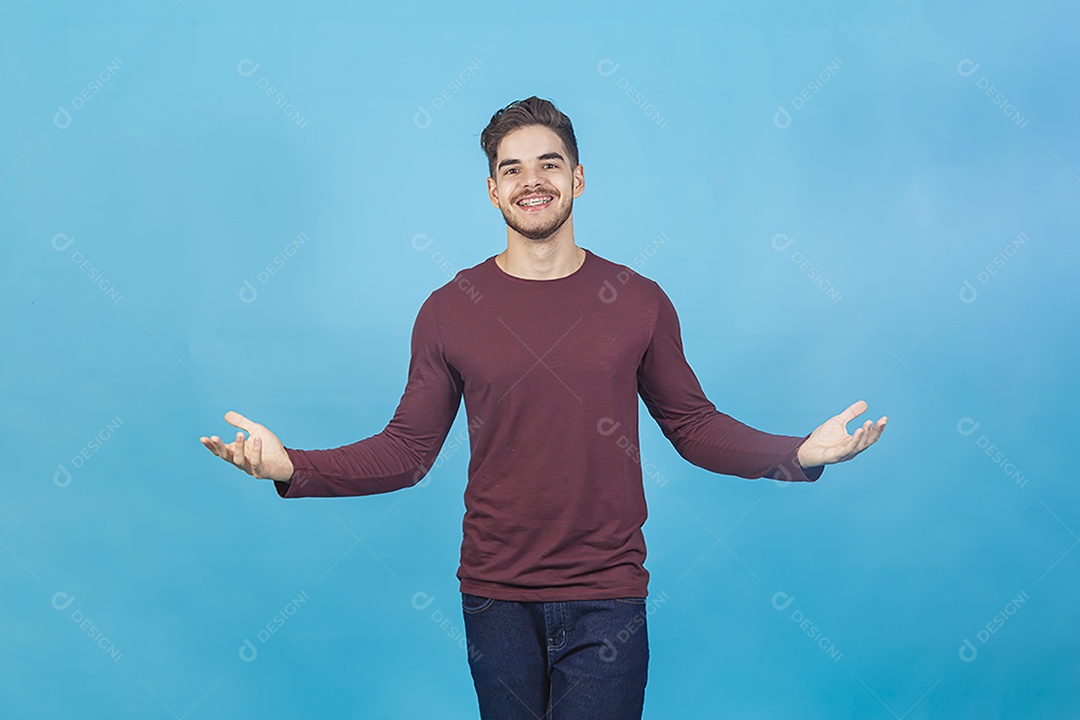 Homem sorridente sobre fundo isolado azul.