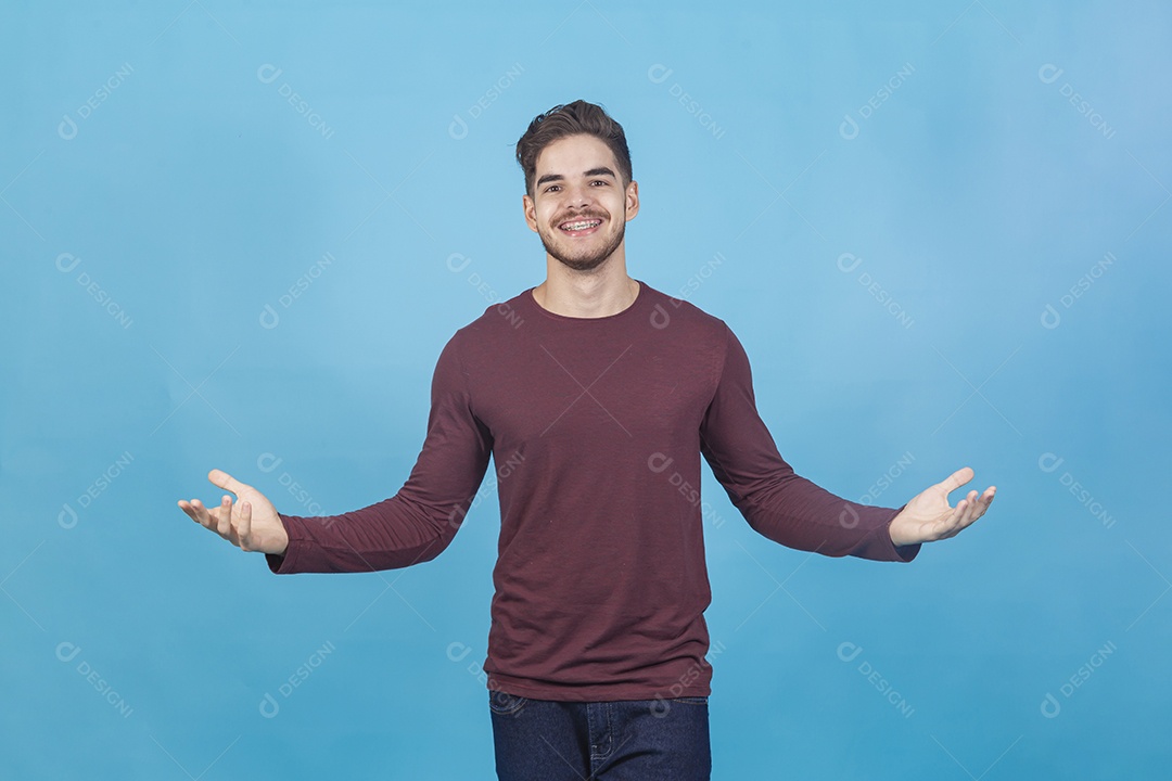 Homem sorridente sobre fundo isolado azul.
