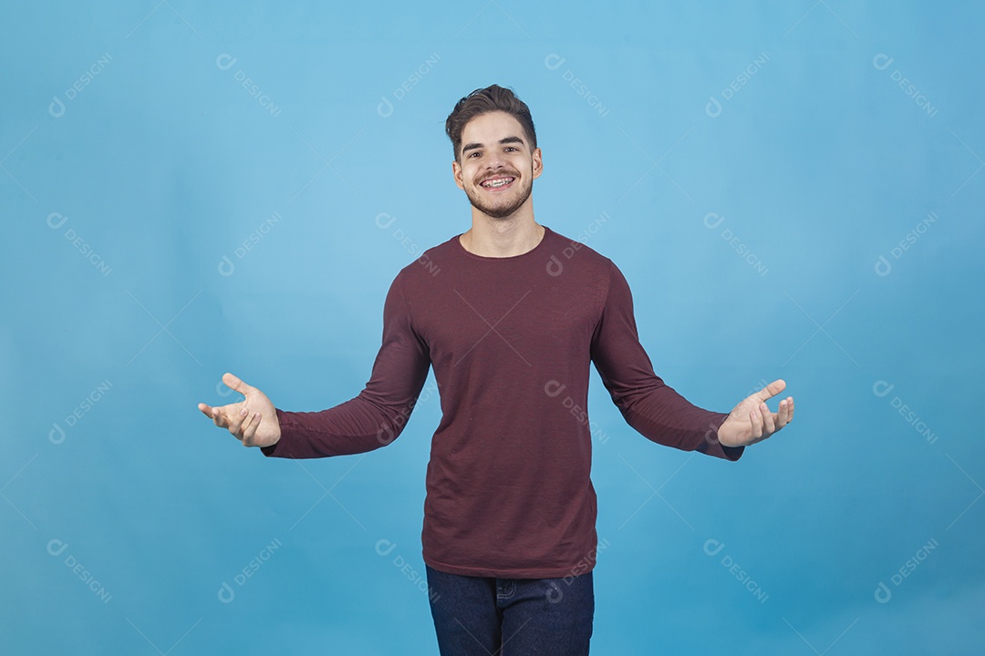 Homem sorridente sobre fundo isolado azul.