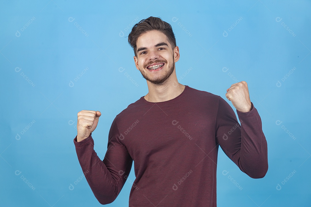 Homem sorridente sobre fundo isolado azul.