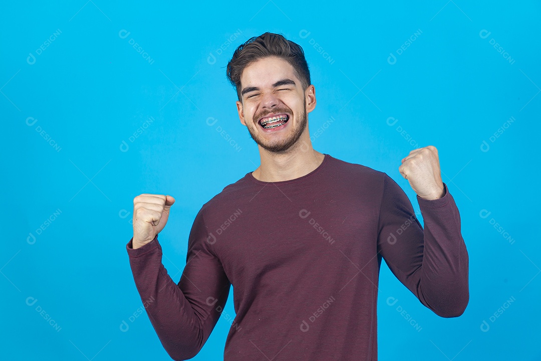 Homem sorridente sobre fundo isolado azul.
