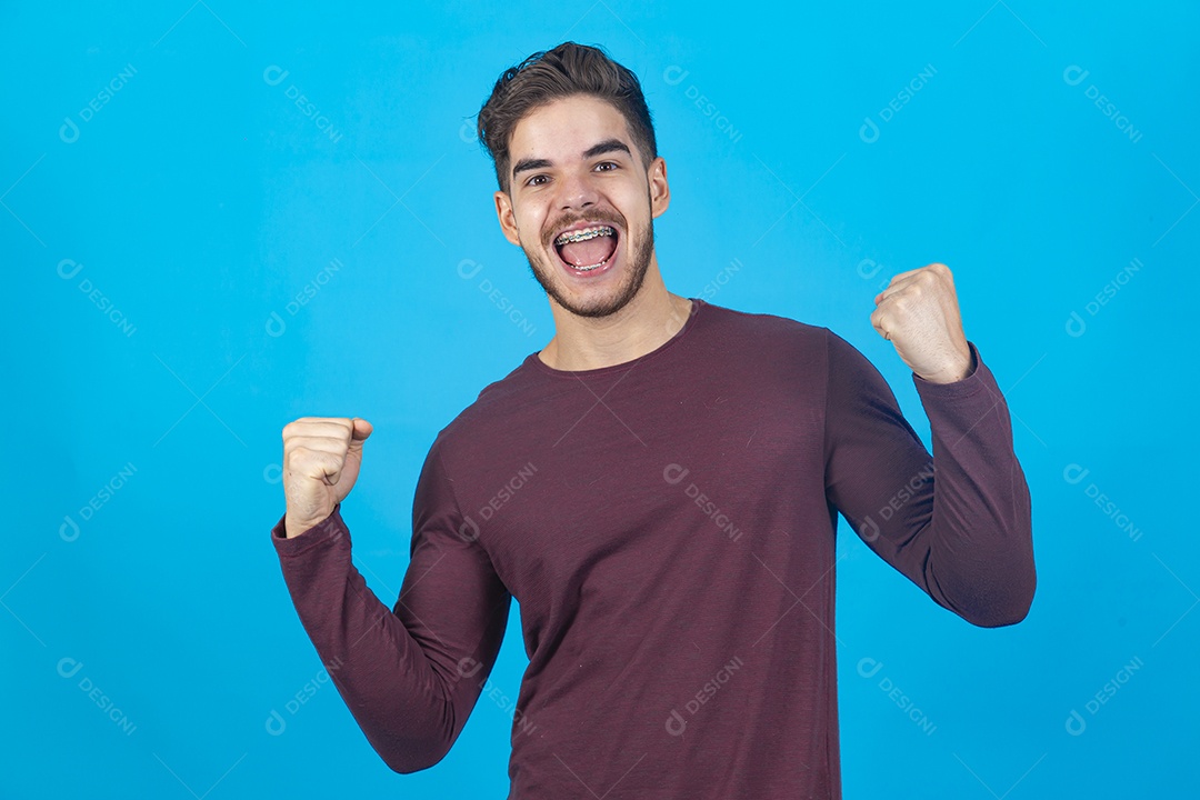 Homem sorridente sobre fundo isolado azul.