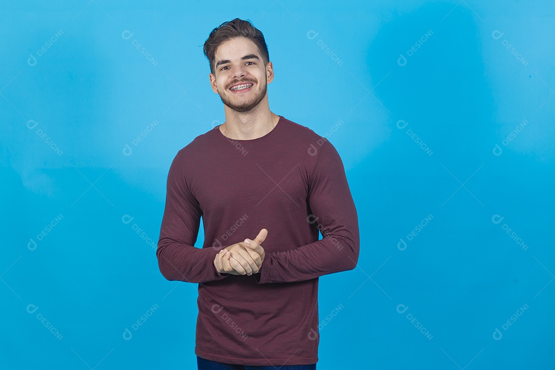 Homem sorridente sobre fundo isolado azul.
