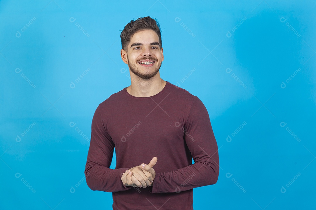 Homem sorridente sobre fundo isolado azul.