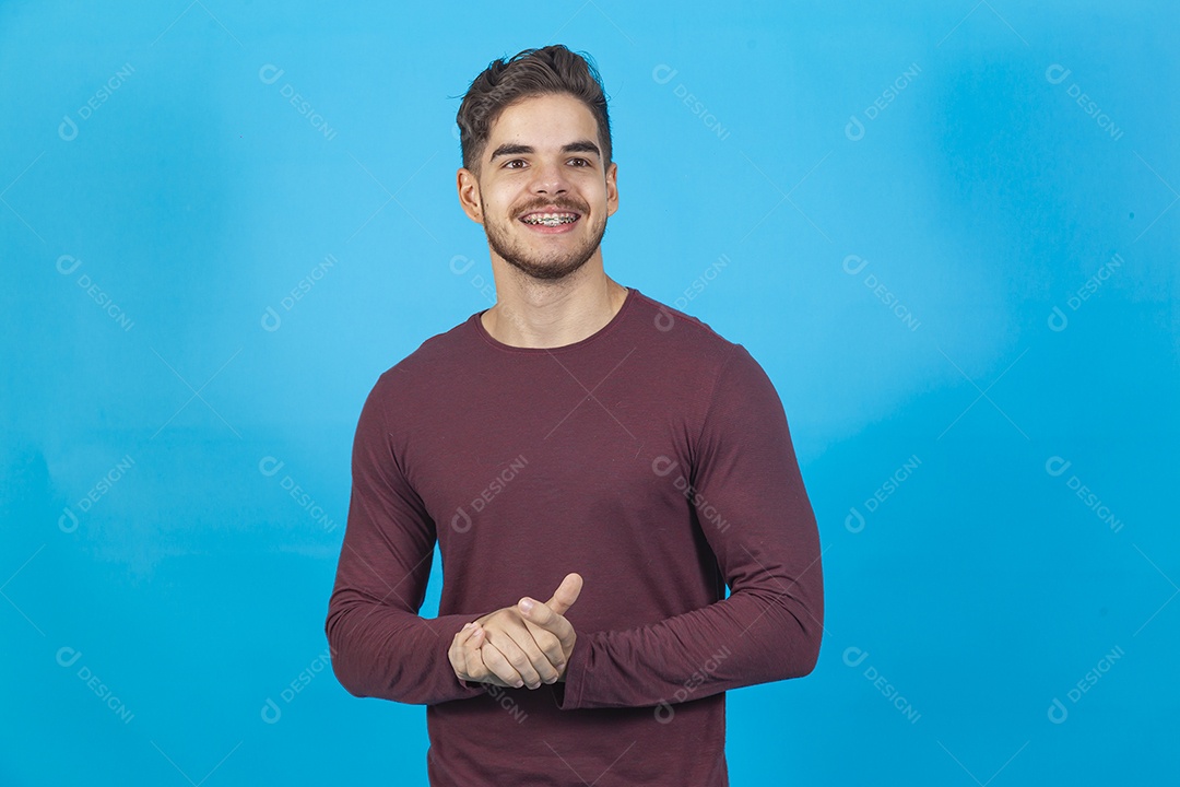 Homem sorridente sobre fundo isolado azul.