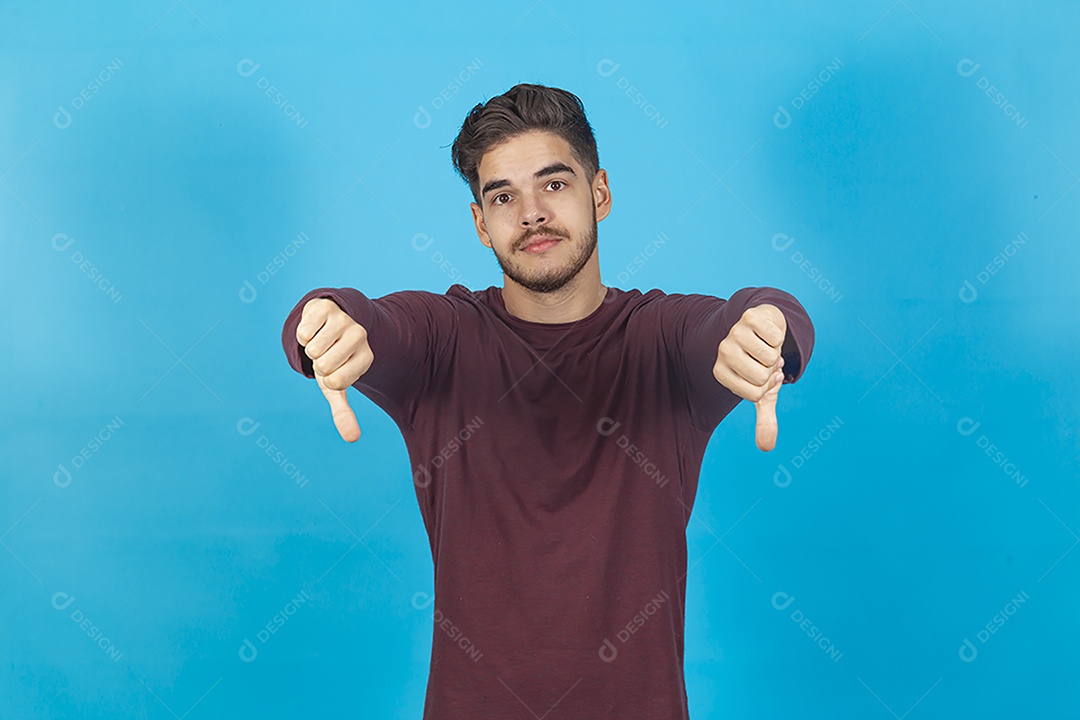 Homem fazendo sinal negativo sobre fundo isolado azul