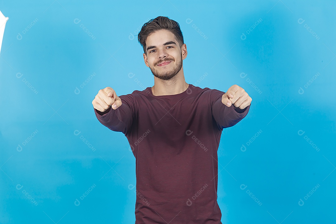 Homem apontando para frente sobre fundo isolado azul