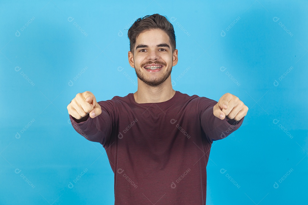 Homem apontando para frente sobre fundo isolado azul