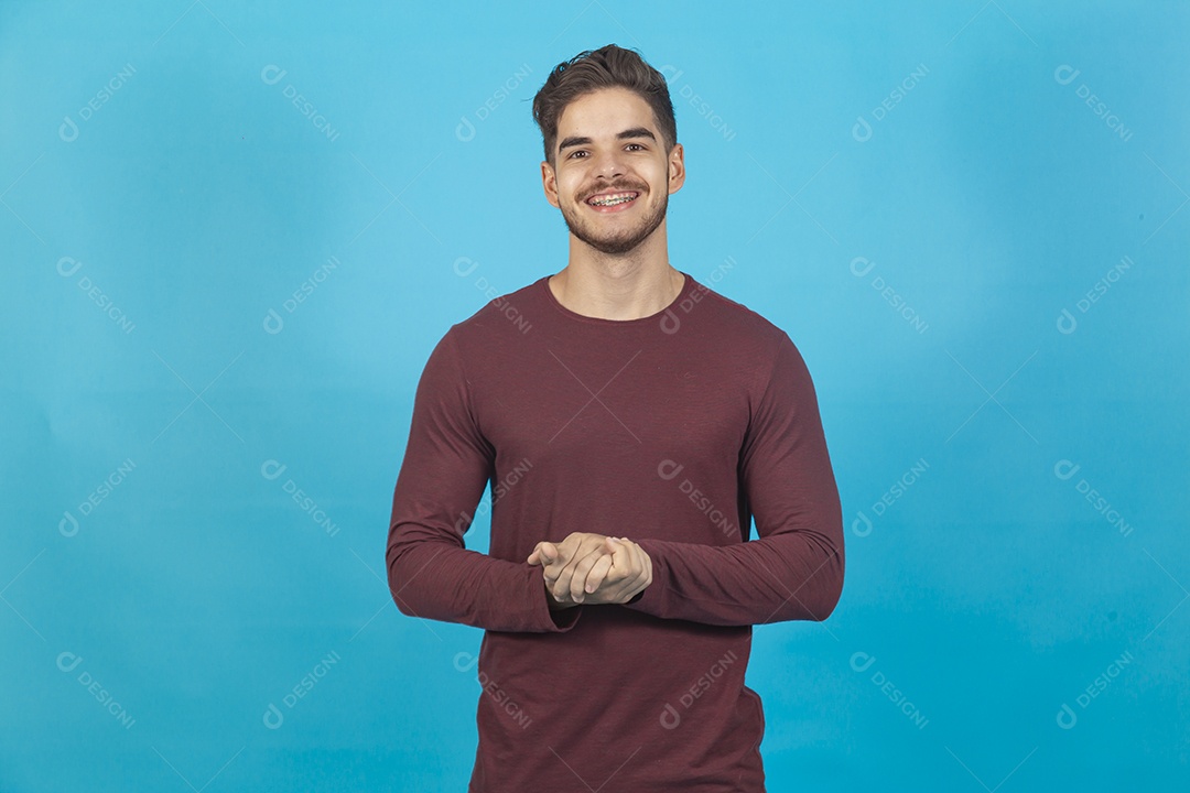 Homem sorridente sobre fundo isolado azul.