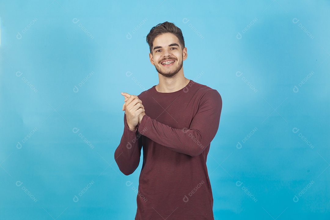 Homem sorridente sobre fundo isolado azul.