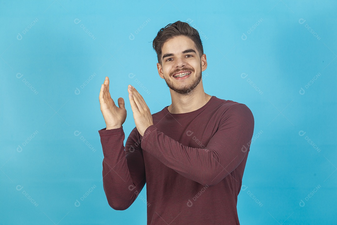 Homem sorridente sobre fundo isolado azul.