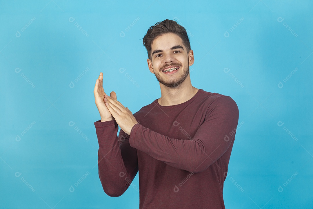 Homem sorridente sobre fundo isolado azul.