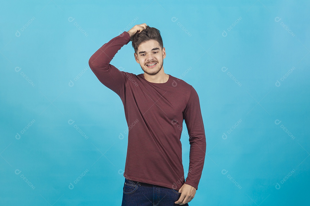 Homem com a mão sobre a cabeça.