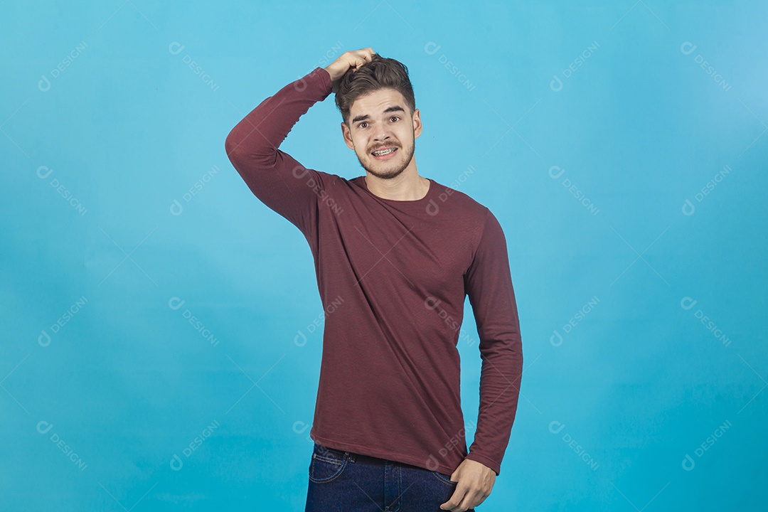 Homem com a mão sobre a cabeça.