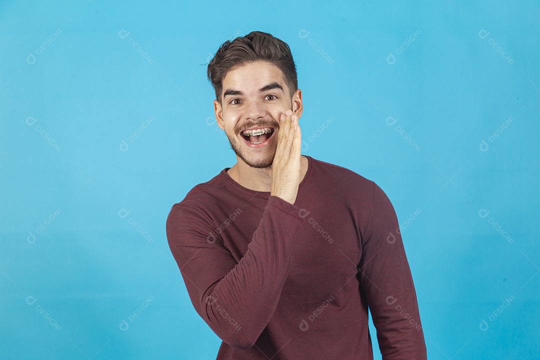Homem sorridente sobre fundo isolado azul.