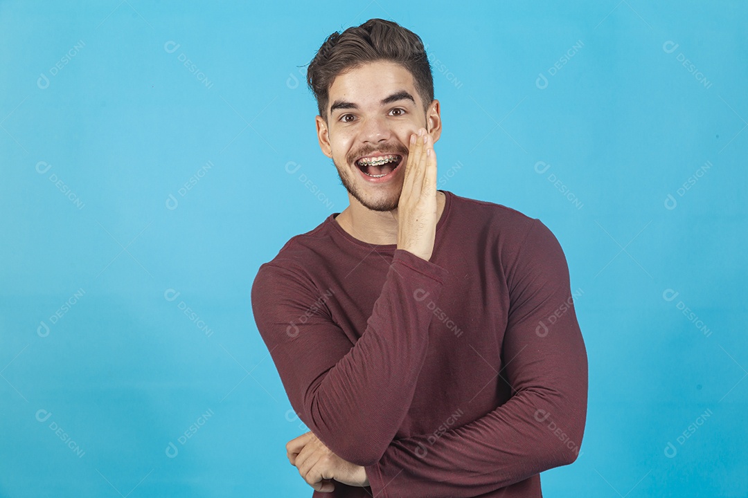 Homem sorridente sobre fundo isolado azul.