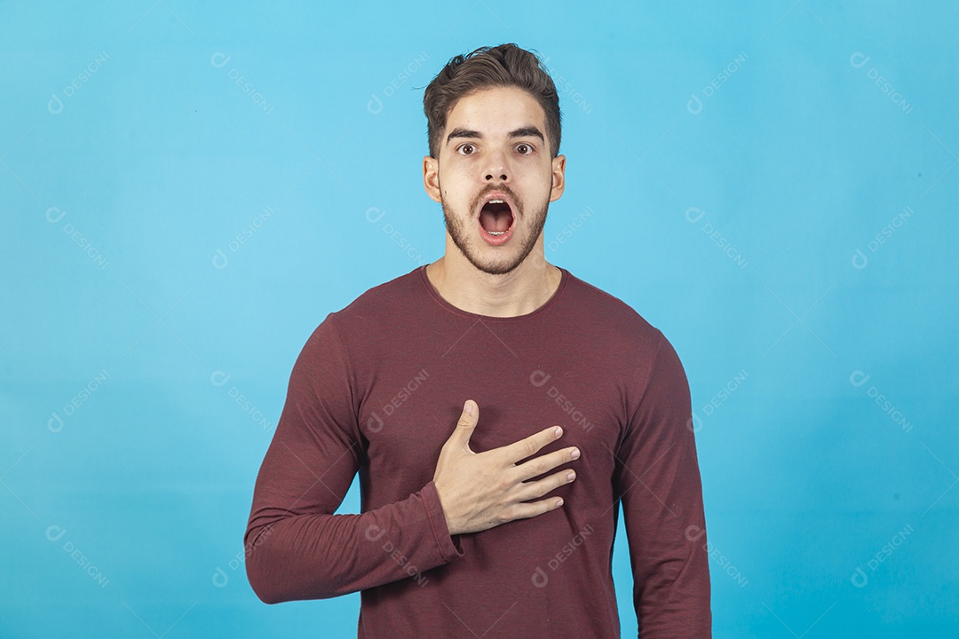 Homem de boca aberta e mão sobre o peito