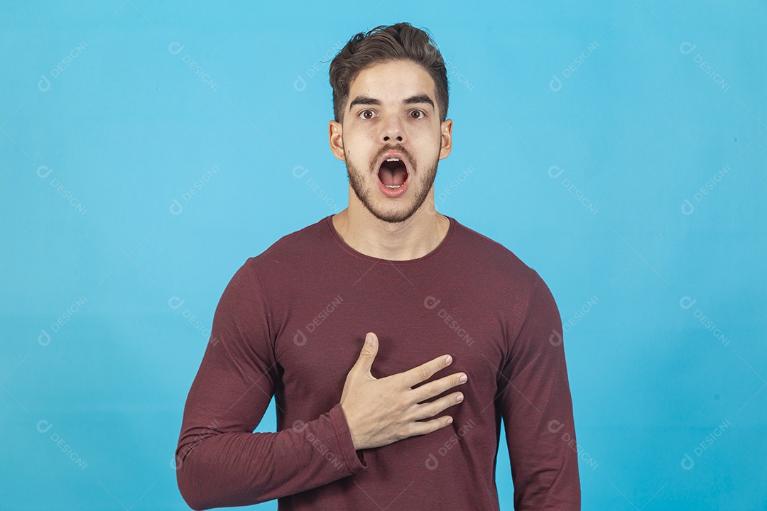 Homem de boca aberta e mão sobre o peito