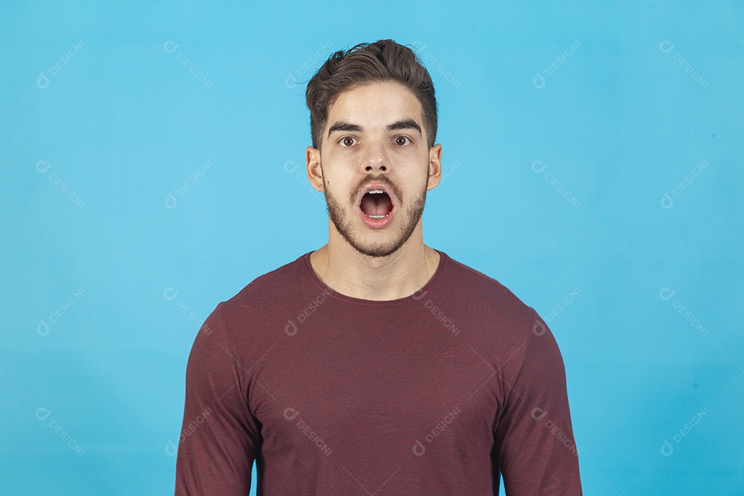 Homem de boca aberta sobre fundo isolado azul.