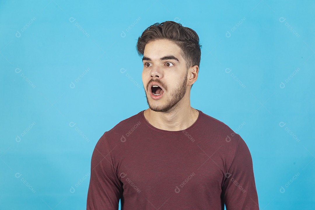 Homem de boca aberta sobre fundo isolado azul.