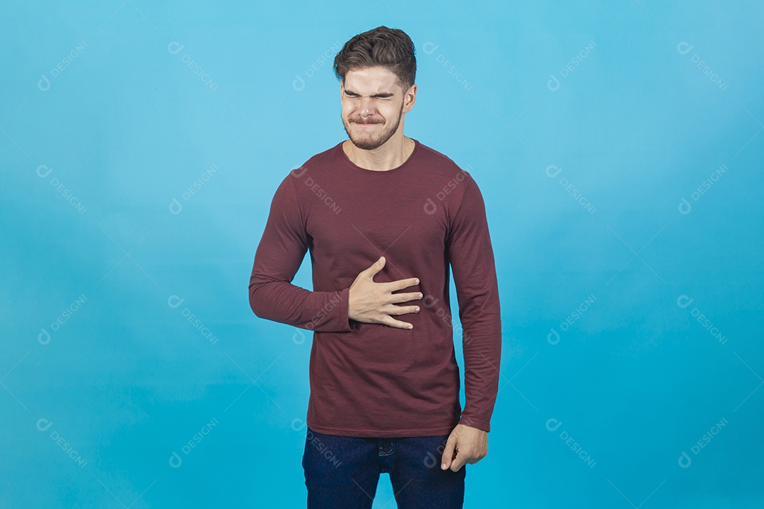 Homem com a mão no abdome sentindo desconforto.