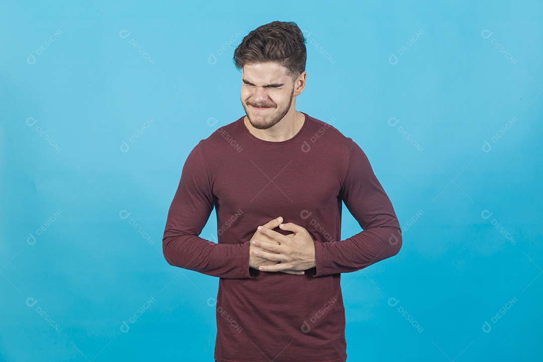 Homem com as mãos no abdome sentindo desconforto.