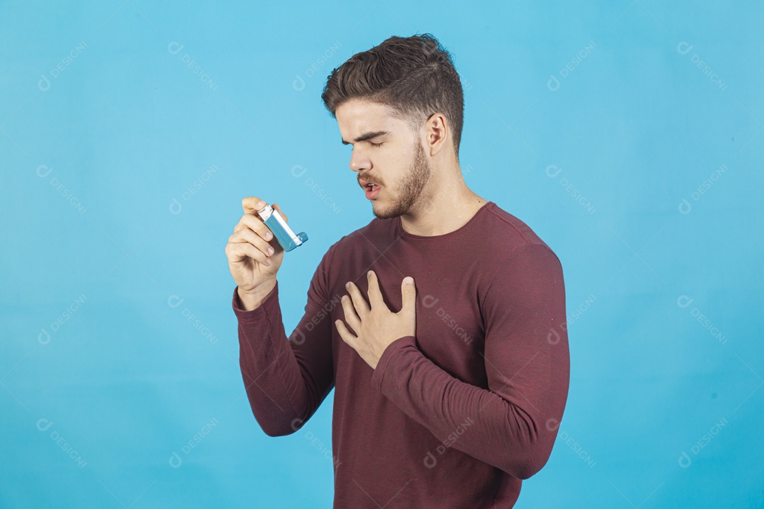 Homem jovem segurando nebulímetro.