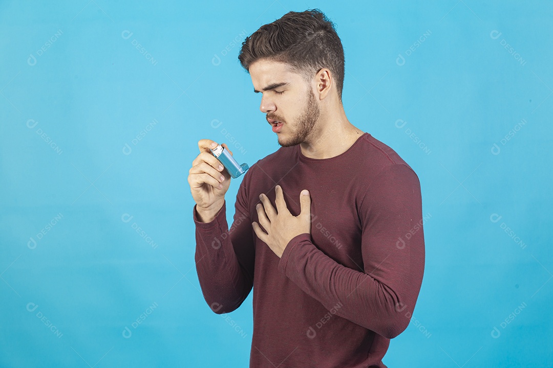 Homem jovem segurando nebulímetro.