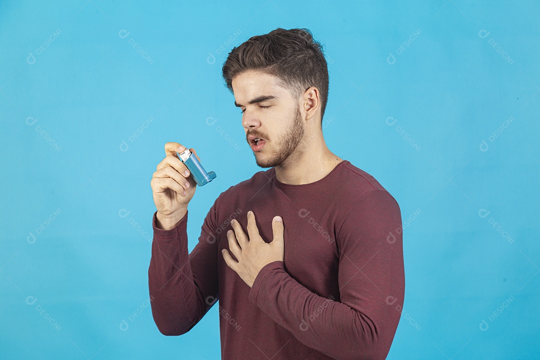 Homem jovem segurando nebulímetro.