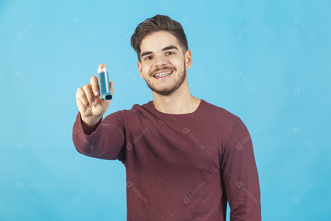 Homem jovem segurando nebulímetro.