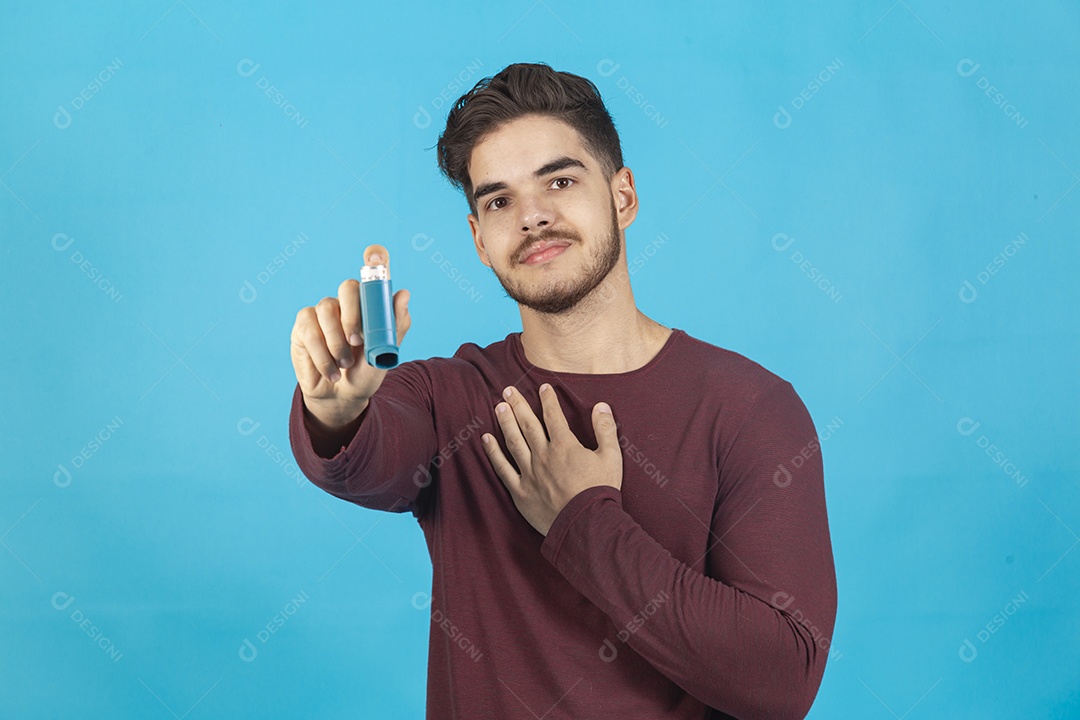 Homem jovem segurando nebulímetro.