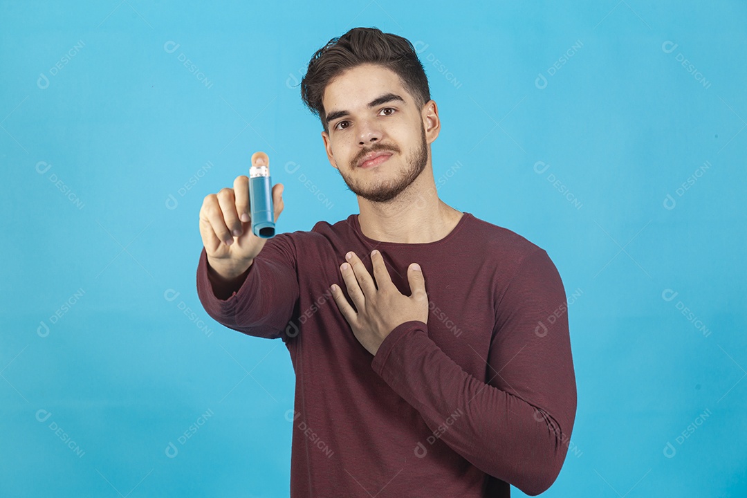Homem jovem segurando nebulímetro.