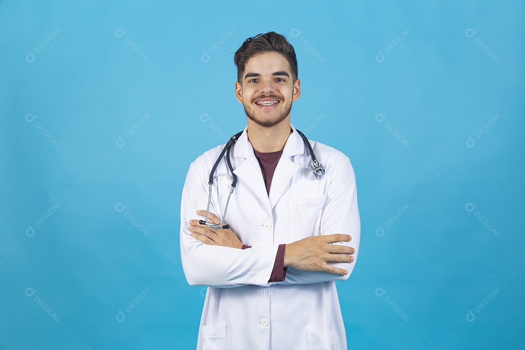 Homem jovem usando jaleco segurando estetoscópio.